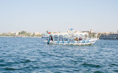 Mısır 'ın Luxor yakınlarındaki Nil nehri. Mısır 'daki Nil Nehri' nde motorlu tekne