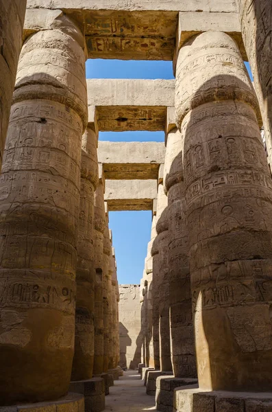 Mısır sanatı. Karnak Tapınağında çizimleri olan sütunlar — Stok fotoğraf