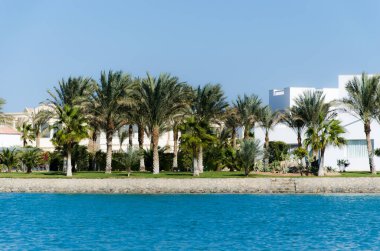 El Gouna 'daki binalar ve kanallar. Yüzen bir gemiden görünüm