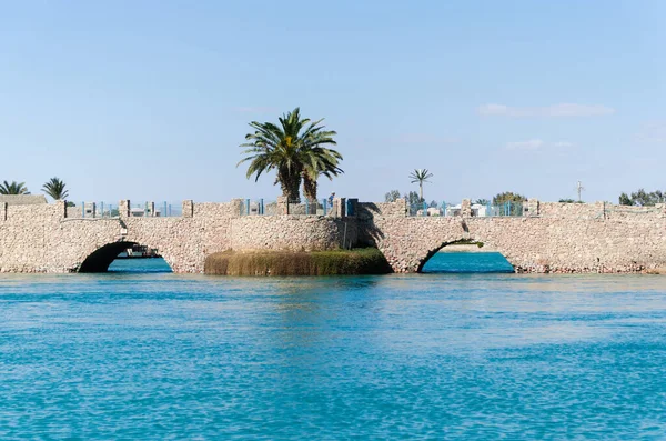 Mısır 'daki El Gouna kanalının üzerindeki köprü. Kanallarda yelken açan bir teknenin görüntüsü.