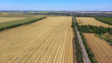 Tarımsal alanların hava görüşü arasındaki otoyol. Sonbahar. Hasat.