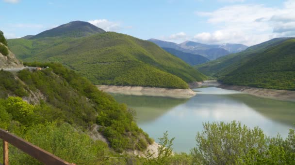 Lago Pitoresco Entre Montanhas Cobertas Floresta — Vídeo de Stock