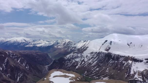 Parapentes Entre Las Montañas Nevadas Del Cáucaso Vista Aérea — Vídeos de Stock