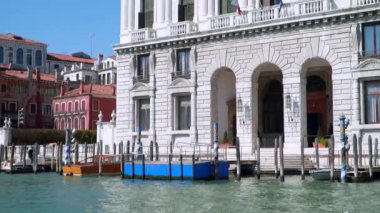 Venedik 'te İtalyan mimarisi. Venezia, İtalya. Kanal boyunca giden bir teknenin görüntüsü. Yavaş çekim