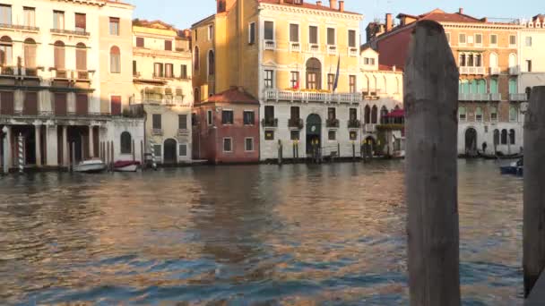 Pohled na kanály v Benátkách při západu slunce. Italská architektura v Benátkách. Venezia, Itálie.