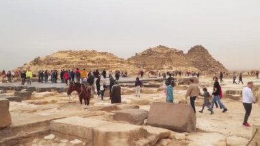 Giza, Mısır - 14 Ocak 2020: Giza, Mısır. Cheops Piramidinin yakınındaki küçük piramitler.