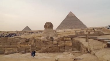 Giza, Mısır - 14 Ocak 2020: Giza Plato. Büyük Piramitler ve Büyük Sfenks. Mısır