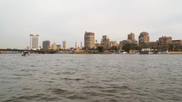 Edifícios Nas Margens Nilo Vista Barco Navegando Rio Nilo Cairo — Vídeo de Stock