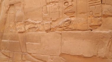Karnak tapınağında hiyeroglifli duvarlar. Lüks Mısır