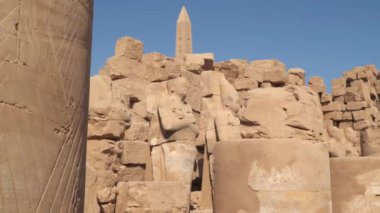Karnak tapınağındaki heykeller. Lüks Mısır.