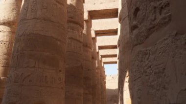 Karnak Tapınağı 'ndaki sütunlar. Lüks Mısır