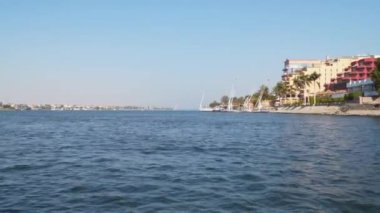 Nil Nehri 'nin kıyısındaki bir yelkenli teknesinden görüntü. Lüks Mısır