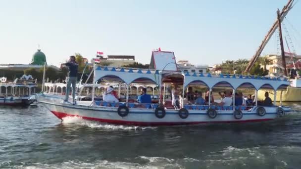 Luxor Egypt January 2020 Tourists Dance Pleasure Boat Boat Floats — Stock Video