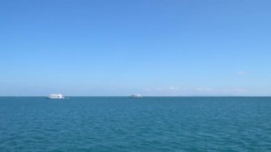 Turist tekneleri denize demir attı. Mısır 'daki Kızıl Deniz. El Gouna şehri. Yüzen bir tekneden görüntü