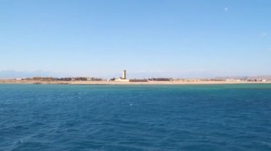 Mısır 'da Kızıl Deniz kıyısında. Yüzen bir tekneden görüntü