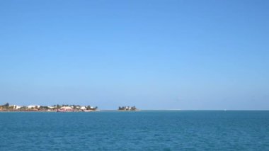 Tropikal sahil. Mısır 'daki Kızıl Deniz. El Gouna şehri. Yüzen bir tekneden görüntü