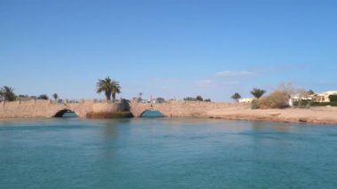 El Gouna, Mısır - 17 Ocak 2020: kanal üzerindeki köprü. Yüzen bir tekneden görüntü