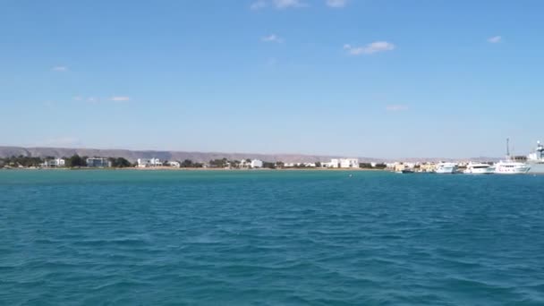 桟橋上の観光船や船 エジプトの紅海沿岸 グナの街 浮遊船からの眺め — ストック動画