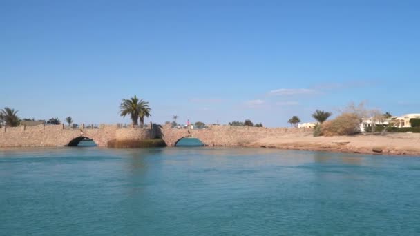 エジプトのEl Gouna 2020年1月17日 運河にかかる橋 浮遊船からの眺め — ストック動画