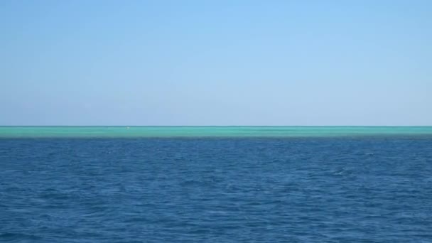 Gouna埃及 红海的多彩的海水 在海里 你可以看到人们在高山的地平线上做风筝冲浪 — 图库视频影像