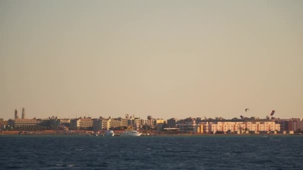Menschen Die Küstennähe Kitesurfen Abends Aussicht Von Einem Schwimmenden Boot — Stockvideo
