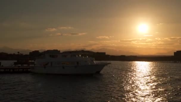 Mısır Gün Batımında Güneşin Arka Planına Karşı Rıhtımdaki Turist Tekneleri — Stok video