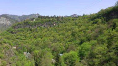 Dağlar ormanla kaplı. Georgia 'daki Borjomi tatil köyü. Hava görünümü