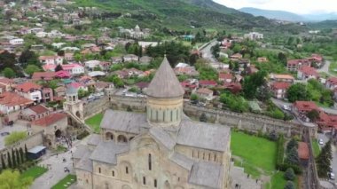 Hava görüntüsü. Svetitskhoveli Katedrali, Gürcistan 'ın Mtskheta kentinde yer alan bir Doğu Ortodoks katedralidir..