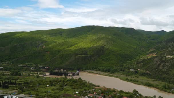 Ποταμός Κούρα Κοντά Βουνά Καλυμμένα Δάσος Γεωργία — Αρχείο Βίντεο