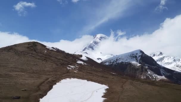 Κορυφή Του Βουνού Καζμπέκ Καλυμμένη Χιόνι Είναι Στα Σύννεφα — Αρχείο Βίντεο