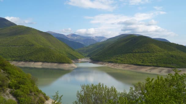 Lac Pittoresque Milieu Des Montagnes Les Montagnes Sont Couvertes Forêt — Video