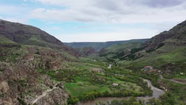 Fluss Einem Bergtal Georgien Luftaufnahme — Stockvideo