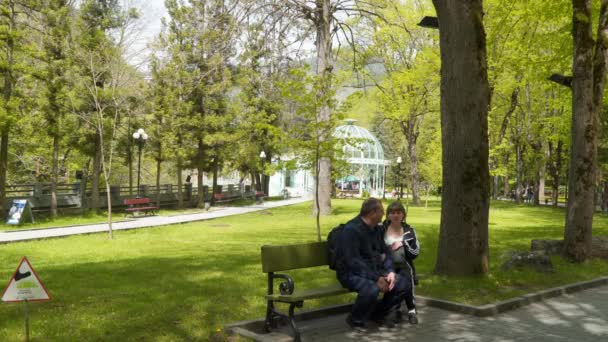 Toeristen Zitten Een Bankje Het Park Het Park Ligt Borjomi — Stockvideo