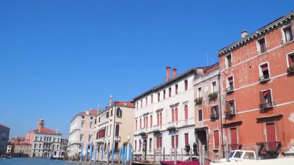 Венеция Италия Исторические Здания Возле Каналов Медленное Движение Вид Плавучей — стоковое видео