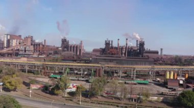 Mariupol, Ukrayna - 12 Nisan 2019: patlama fırınları. Metalürjik bir bitkinin havadan görünüşü. Demiryolu vagonlarının yükünü görebilirsiniz.