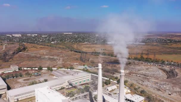 从工业管道向住宅区冒烟 空中风景 环境污染概念 — 图库视频影像