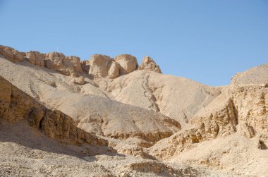 Lüks Mısır. Hatshepsut Tapınağı yakınlarındaki dağlar