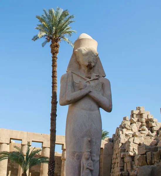 Lüks Mısır Ramses Heykeli Kızı Merit Amon Ile Birlikte Karnak — Stok fotoğraf