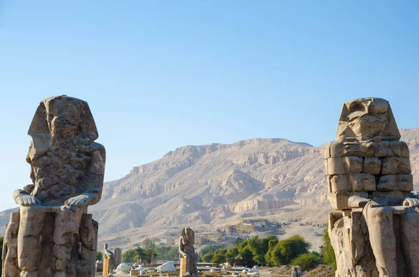 Λούξορ Αίγυπτος Κολοσσοί Του Μέμνονα Είναι Δύο Ογκώδη Πέτρινα Αγάλματα — Φωτογραφία Αρχείου