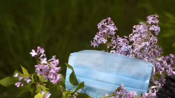 Maschera Medica Tra Fiori Lilla Concetto Salute Sicurezza Covid Quarantena — Video Stock