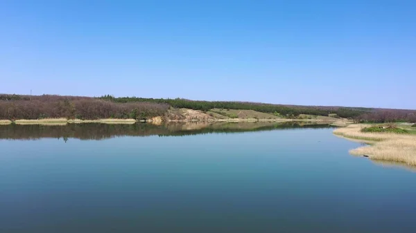 Resimli göl. Göl kıyısındaki ormanda. Hava görünümü.