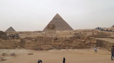 Giza, Mısır - 14 Ocak 2020: Giza 'daki Nil' in batı kıyısındaki Büyük Sfenks - Dünya 'da yaşayan en eski anıt heykel