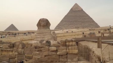 Giza, Mısır - 14 Ocak 2020: Mısır. Giza 'daki Nil' in batı kıyısındaki büyük sfenks piramitlerin arka planına karşı..