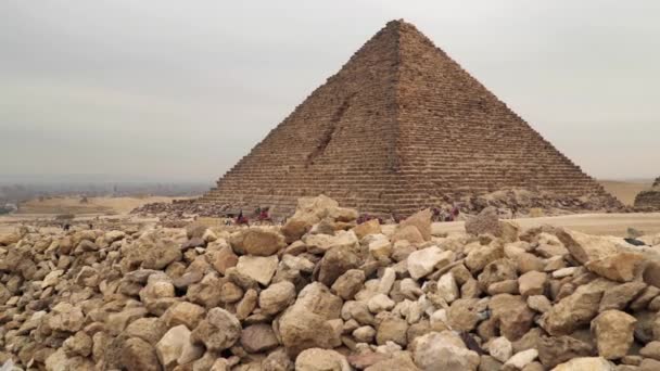 吉萨的Menkaure金字塔 在阴天的背景下 金字塔附近的骆驼 — 图库视频影像