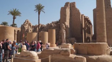 Luxor, Mısır - 16 Ocak 2020: Karnak Tapınağı 'nda birçok turist. Mısır sanatı. Karnak Tapınağı Kompleksi, yaygın olarak Karnak olarak bilinir, çürümüş tapınaklar, şapeller ve sütunların geniş bir karışımından oluşur.