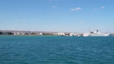 İskelede yatlar. Mısır 'da Kızıl Deniz kıyısında. Yüzen bir gemiden görünüm