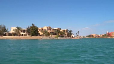 El Gouna sahilindeki binalar. Mısır 'daki Kızıl Deniz. Yüzen bir gemiden görünüm