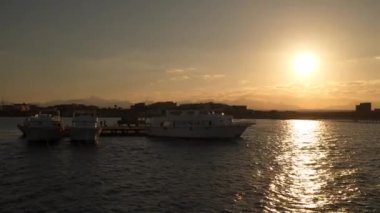 Gün batımında iskelede yatlar. Mısır 'da Kızıl Deniz.