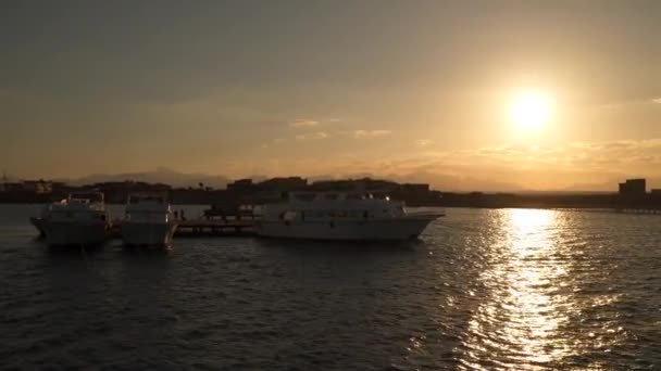 Yachts Στην Προβλήτα Ηλιοβασίλεμα Ερυθρά Θάλασσα Στην Αίγυπτο — Αρχείο Βίντεο