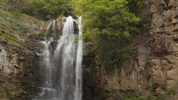 Belle cascade parmi les montagnes rocheuses .